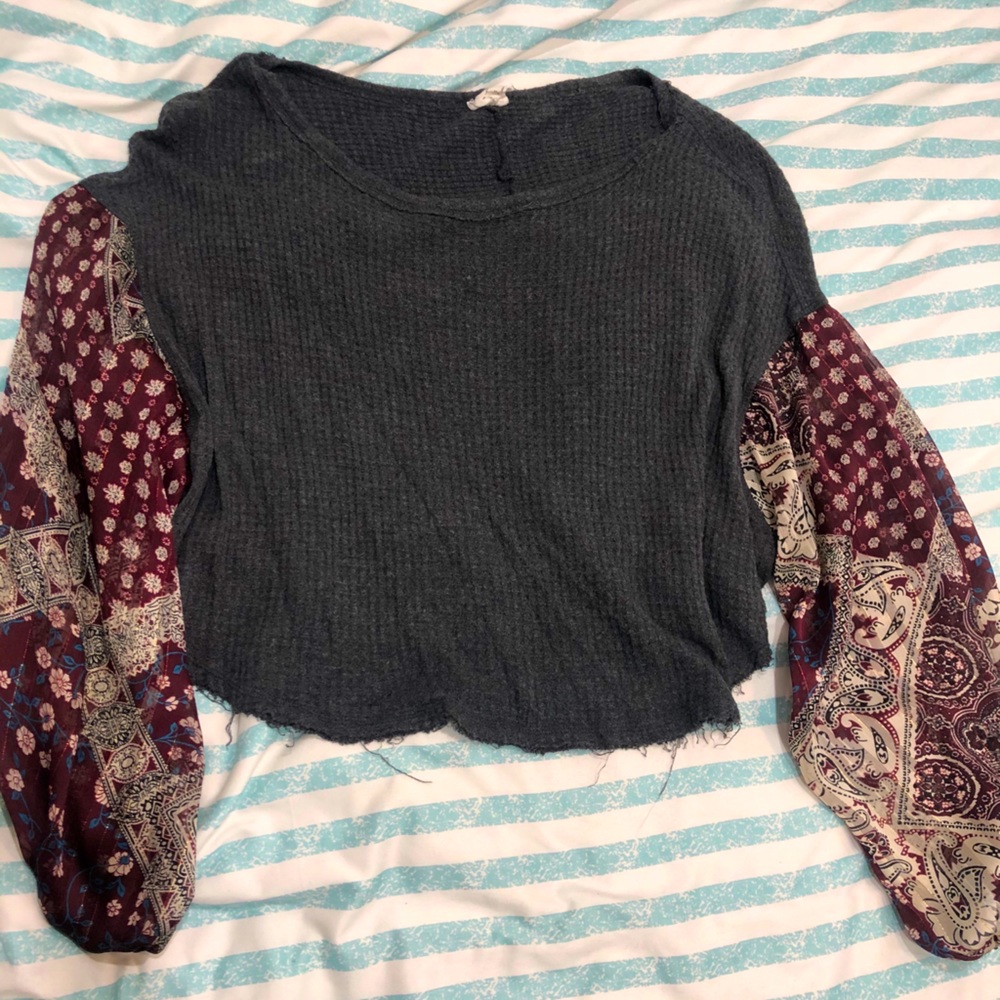 Flowy gray soft tee with paisley sleeves